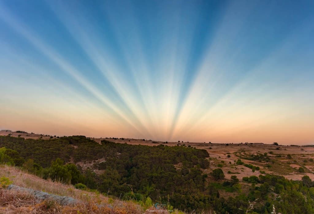 Anticrepuscular Rays over Sicily | © · Marcella Giulia Pace
Text:
Cecilia Chirenti
(NASA
GSFC,
UMCP,
CRESST II)